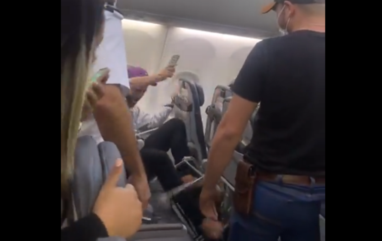 Passageiro quebra poltronas durante voo de São Paulo a Recife