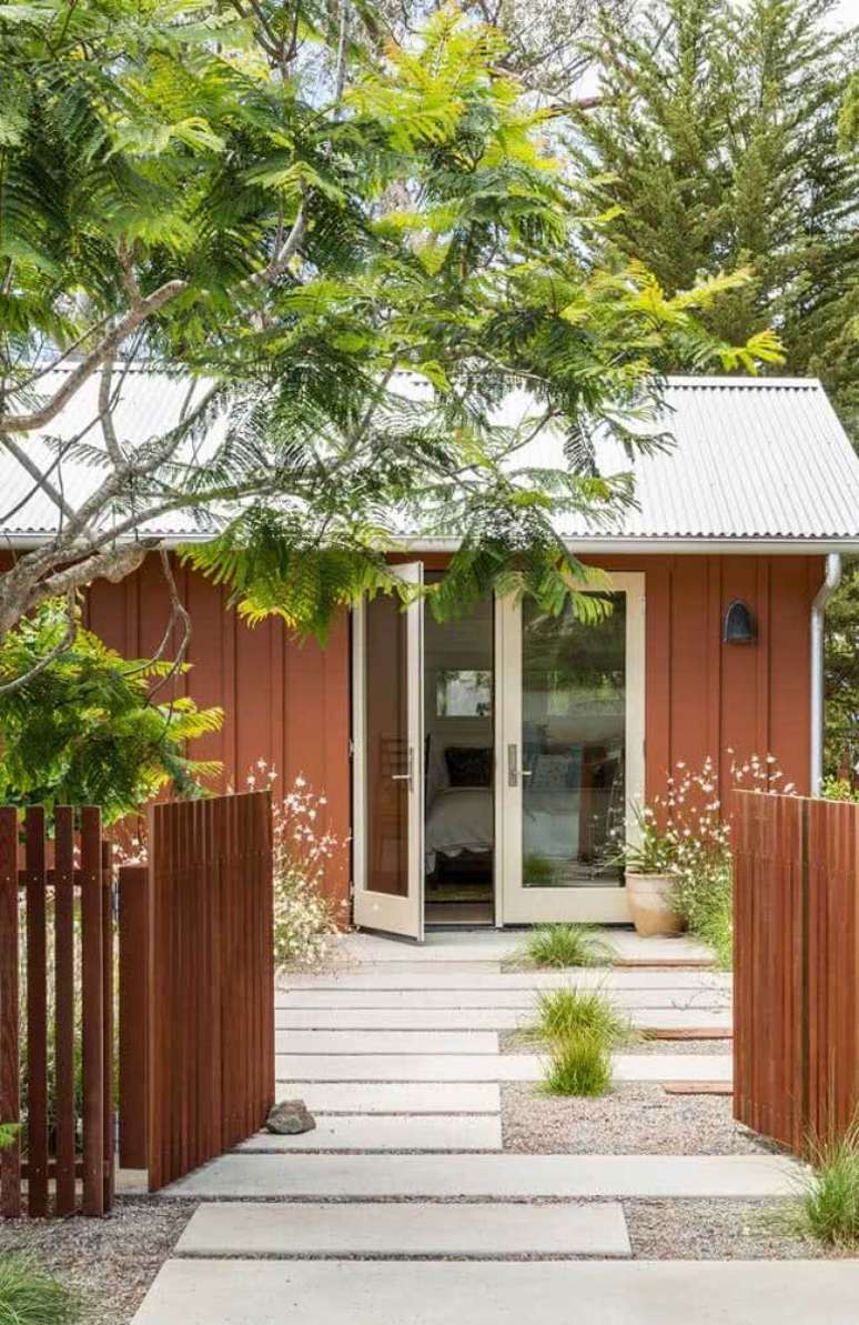 88. Cores de casas: casa térrea com pintura marrom. Fonte: Decor Fácil