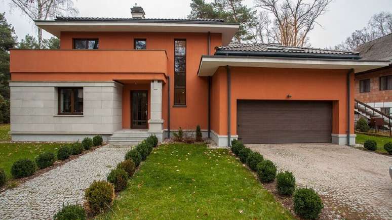 7. Lembre-se que para deixar sua fachada sempre bonita as cores de casas precisam de manutenção. Fonte: REEA IMOBIL