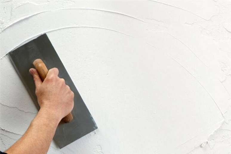 5. O terceiro passo de como pintar parede &eacute; passar a massa corrida &ndash; Foto: Hometeka