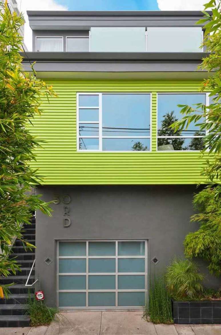 2. Verde limão e cinza marcam presença nesta fachada de casa. Fonte: Decor Fácil