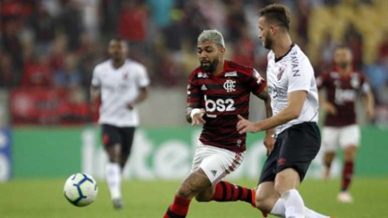 Léo Pereira marcando Gabigol em 2019 (Foto: Paulo Sergio/Agência F8)