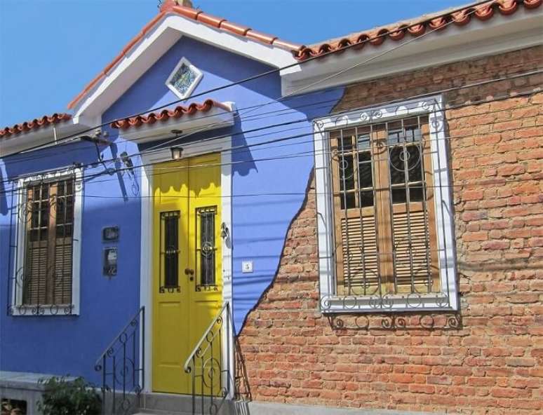 90. Cores de casas: fachada colorida com parede de tijolinho aparente. Fonte: Flavia Secioso