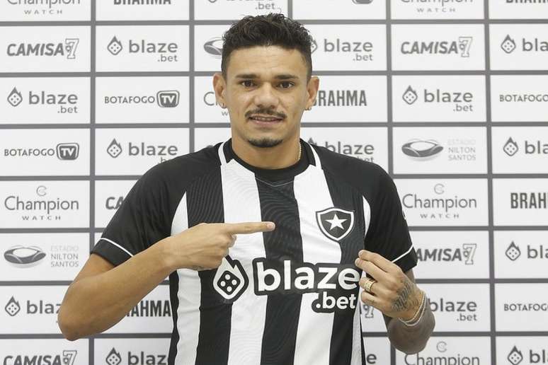 Tiquinho Soares com a camisa do Botafogo (Foto: Vítor Silva/Botafogo)