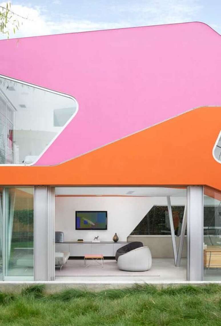 80. Cores de casas modernas: laranja e rosa se misturam nesta fachada. Fonte: Decor Fácil