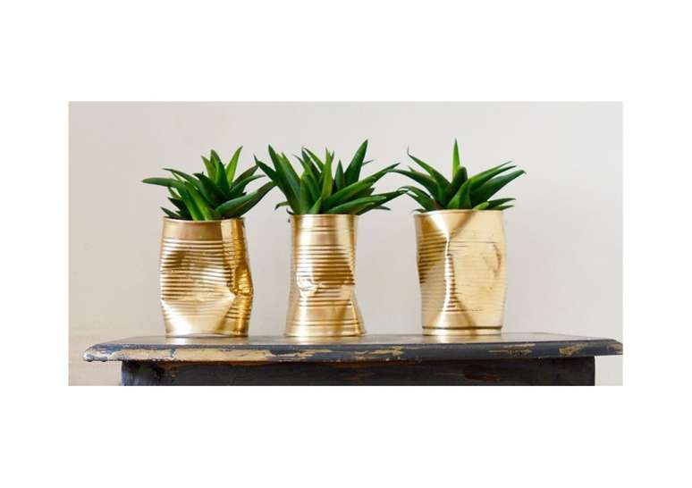 Fa&ccedil;a voc&ecirc; mesmo vasos de latas amassadas e pintadas em ouro.