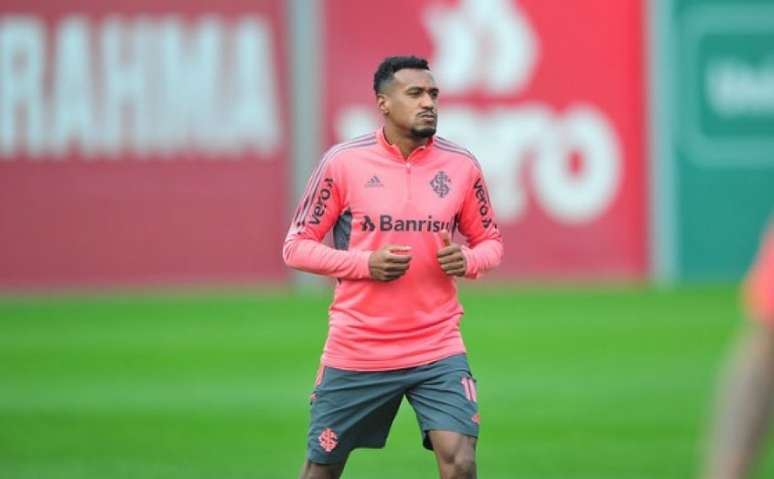 Edenilson em treino do Internacional (Foto: Ricardo Duarte/Internacional)