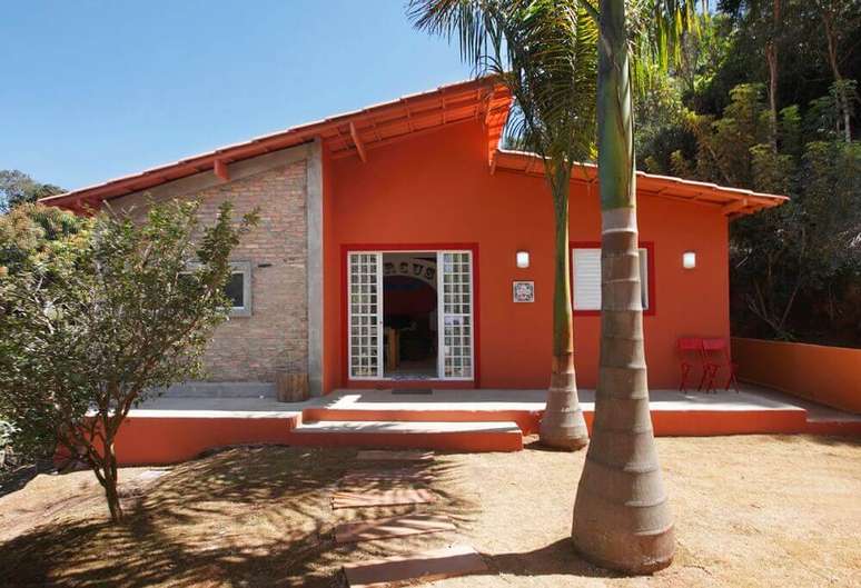 24. Fachada de casa com cores vibrantes, as melhores cores de casas. Fonte: Lolafá