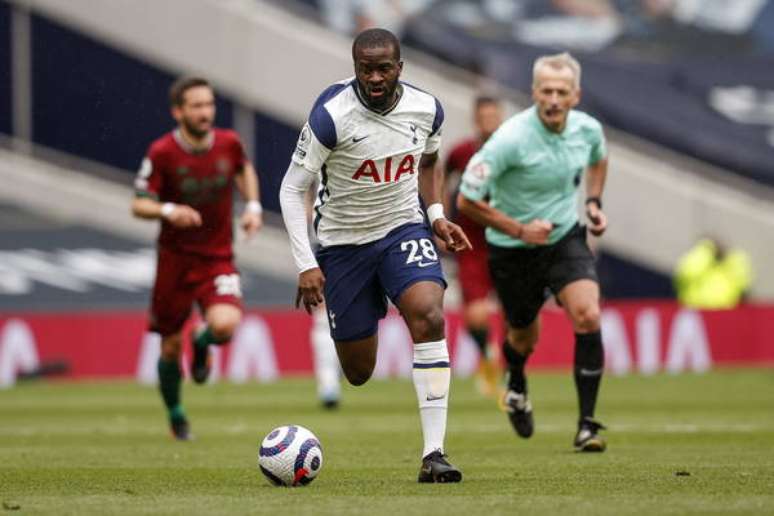 Ndombélé durante uma partida pelo Tottenham