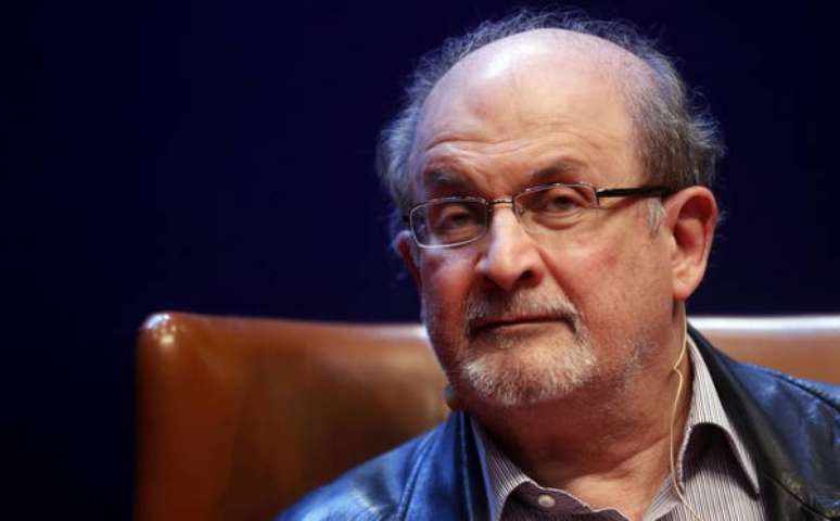 Salman Rushdie ainda se recupera das agressões