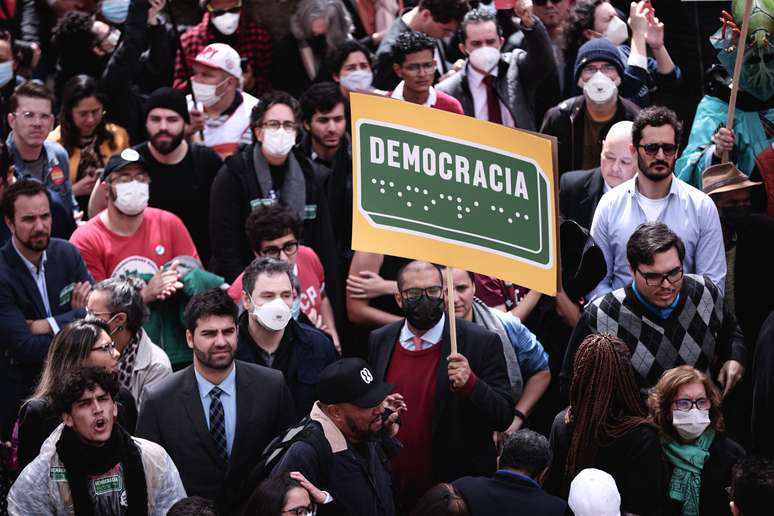 Jovens participam de ato em defesa da democracia em São Paulo