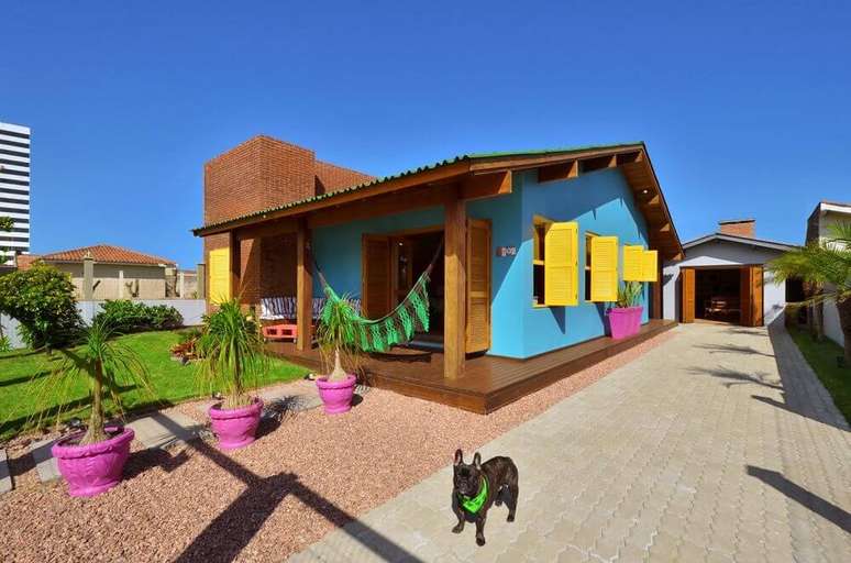 10. Não tenha medo de ousar ao escolher cores para pintar casa, as cores de casas alegres são as mais lindas! Fonte: Lolafá