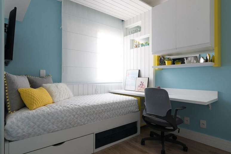 52. O azul e o branco são excelentes cores para pintar casa, pois são cores de casas transmitem tranquilidade. Fonte: Homify