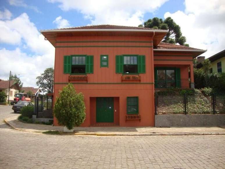 64. Cores de casas com fachada laranja e verde. Fonte: Cristiane Cosenza