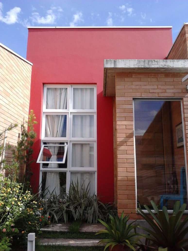 96. Cores de casas: tijolinho e tons de vermelho se misturam nesta fachada. Fonte: Magda Roberto da Silva Santos