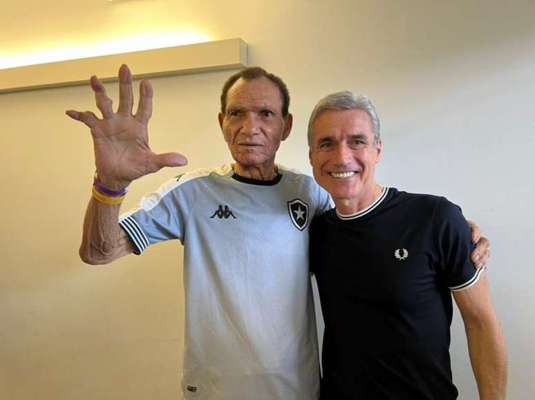 Manga ao lado de Luís Castro, técnico do Botafogo (Foto: Divulgação / Botafogo)