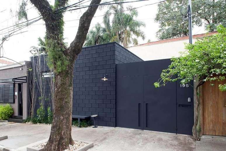 21. As cores de casas por fora com tons bem escuro como o preto deixam a fachada bem moderna. Fonte: Doce Obra