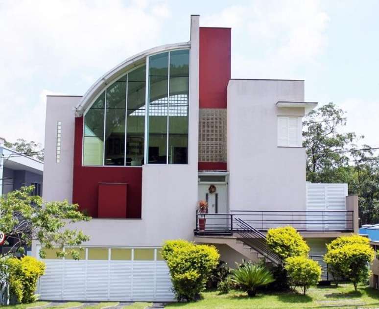 65. Cores de casas com fachada vermelha e branca. Fonte: Renata Bertoni e Junior Prestes Arquitetura e Interiores