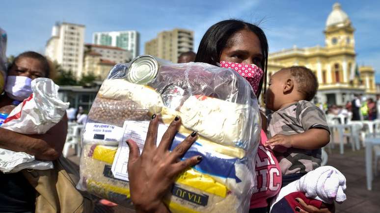 Beneficiários do auxílio relatam situações dramáticas que levam à decisão de tomar empréstimo com juros de até 79% ao ano. 'Evidência de uma falha da sociedade, da política de cuidado e da gestão econômica', diz educadora financeira.