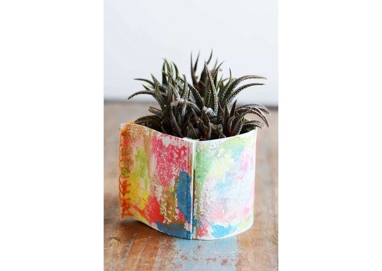 Utilize couro para decorar seu vaso novo.