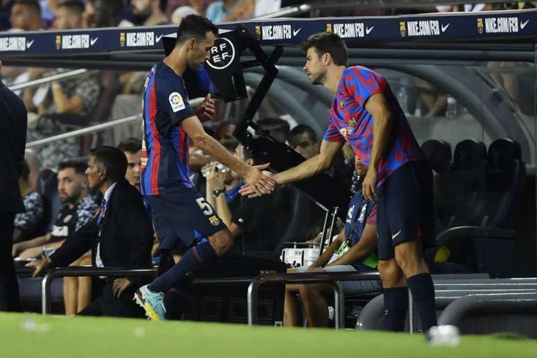 Busquets e Piqué dificultam situação financeira do Barcelona (PAU BARRENA / AFP)