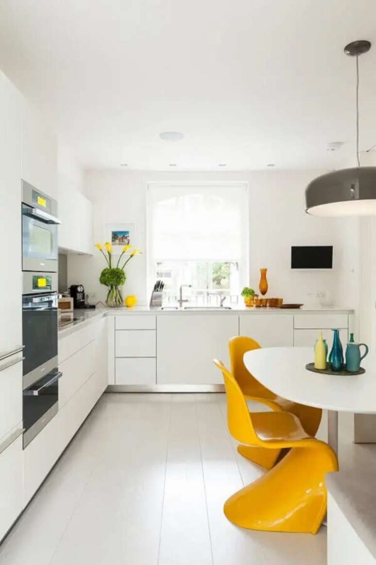 73. Cores de casas decoração de cozinha branca com cadeiras amarelas. Fonte: Loft LAB