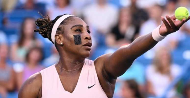 Serena Williams leva pneu de Raducanu e é eliminada em Cincinnati