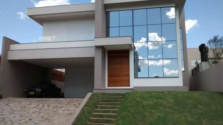 40. Cores para pintar casa com fachada espelhada, uma das cores de casas mais lindas! Fonte: Impactar Vidros