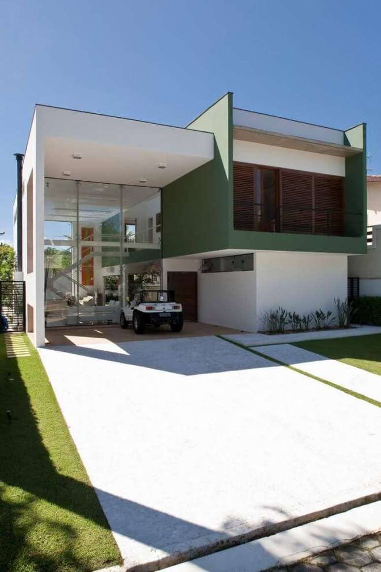 81. Cores de casas modernas: tons de verde e janelas amplas. Fonte: DCstudio