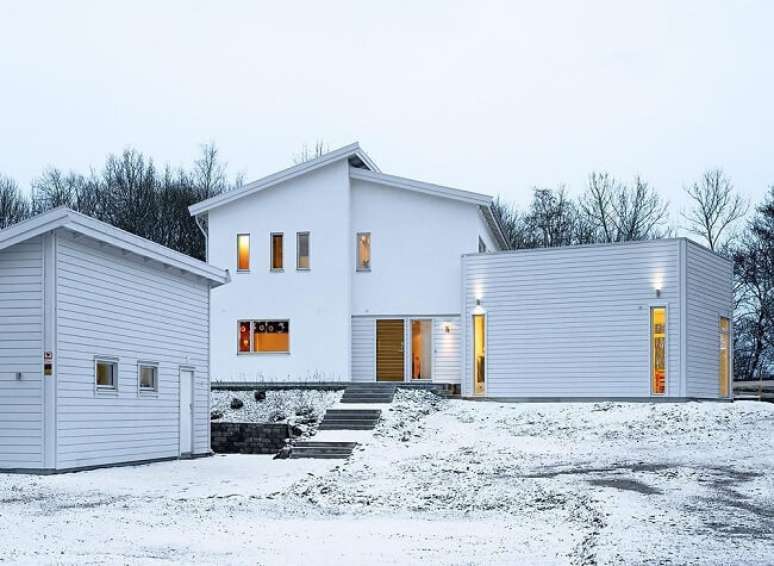 87. Cores de casas: a fachada branca se mistura com a cor da neve. Fonte: Patrícia Martinez