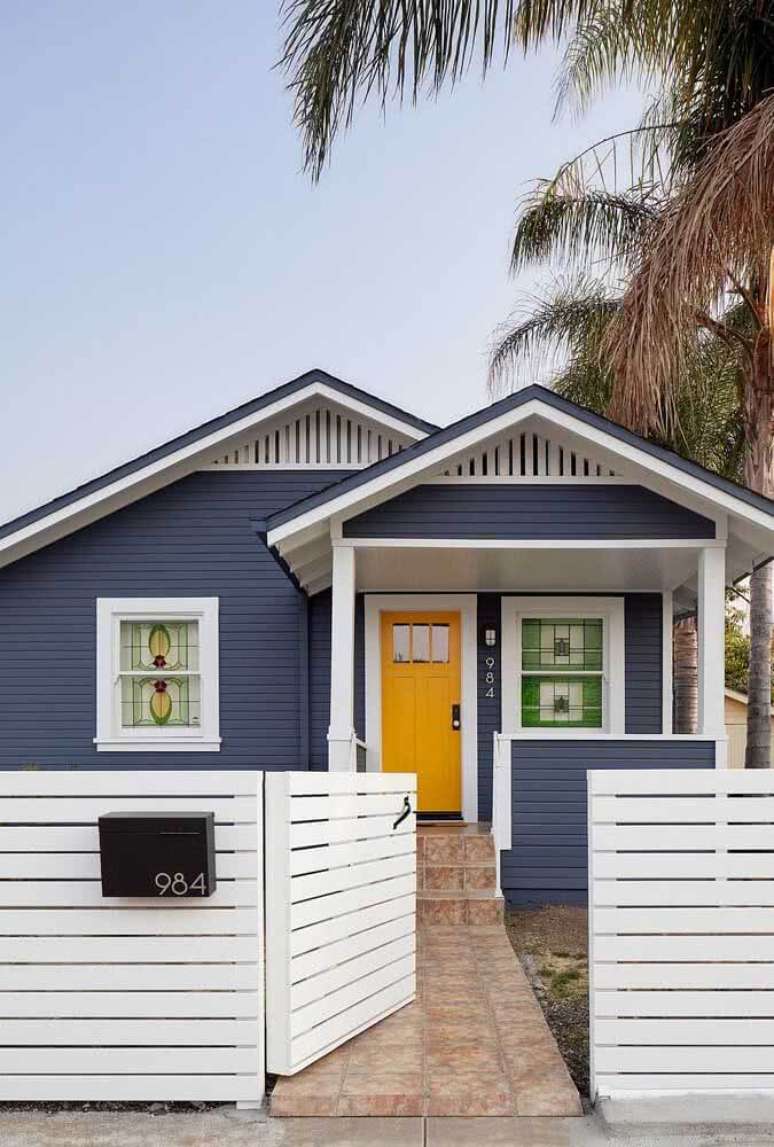 71. Cores de casas de praia com fachada em azul, amarelo e branco. Fonte: Decor Fácil