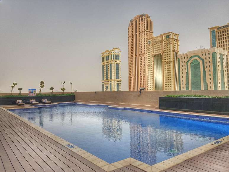 Uma das piscinas do hotel é valorizada pela arquitetura de Doha