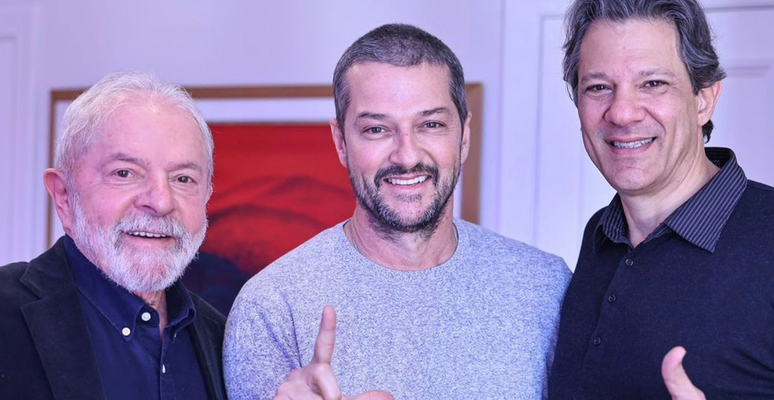 O ator Marcelo Serrado em foto com Lula e Haddad
