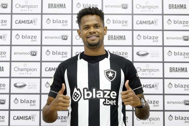 Junior Santos com a camisa do Botafogo (Foto: Vítor Silva/Botafogo)