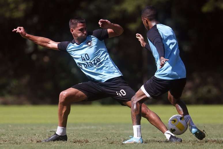 Gabriel Pires em treino do Botafogo (Foto: Vítor Silva/Botafogo)