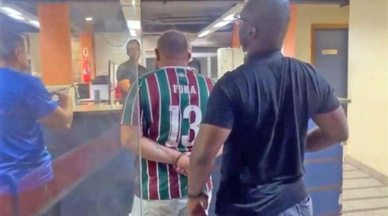O traficante estava com um uniforme do time com o próprio nome estampado (Foto: Reprodução/TV Globo)