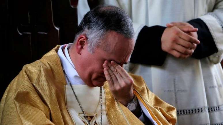 O bispo Silvio Báez se emocionou em sua última missa em Manágua