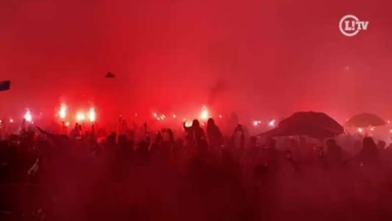 Torcida faz a festa na Arena da Baixada (Foto: Matheus Dantas/LANCE!)