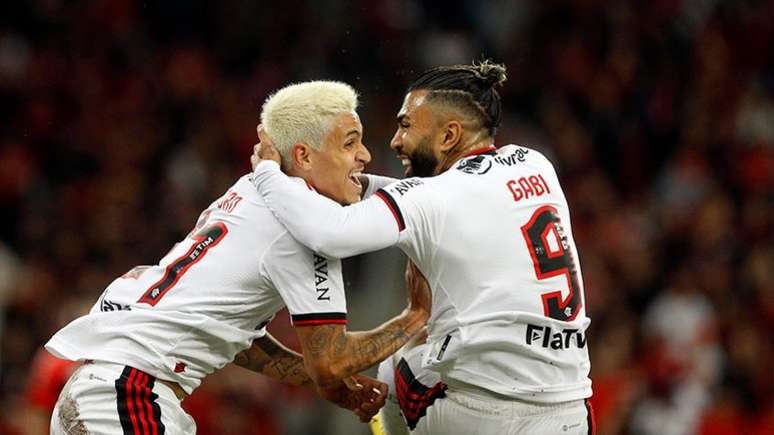 Gabi comemorando o gol do Flamengo, na Arena da Baixada, contra o Athletico (Foto: Albari Rosa / Lancepress!)