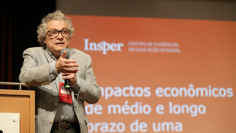 Ricardo Paes de Barros sugere programa social para além da transferência de renda e diz que pobreza no Brasil mudou de característica