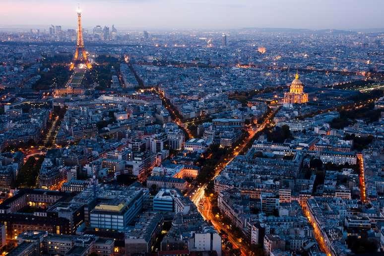 A feiosa Tour Montparnasse é polêmica porque destoa do skyline de Paris, mas possui a melhor vista da cidade.