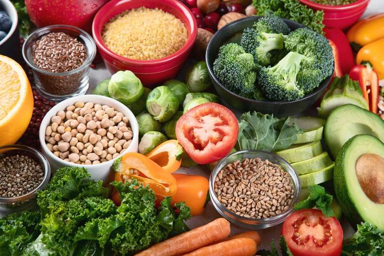 Se alimentar de forma saudável é importante para a manutenção da sua saúde | Foto: Shutterstock