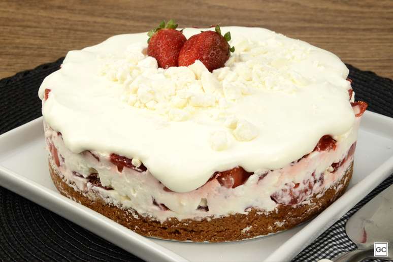 Pavê de morango com chantilly e suspiro | Foto: Guia da Cozinha