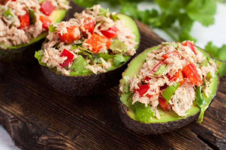 Abacate recheado com salada de atum 