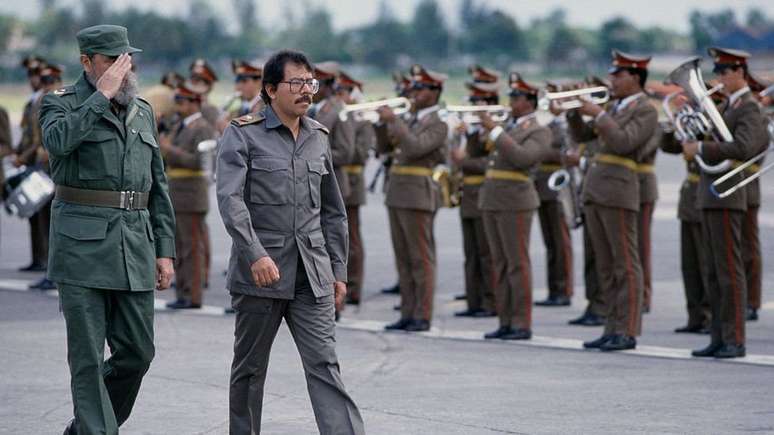 Daniel Ortega (fotografado em uma visita de 1988 a Havana) era um aliado próximo do líder cubano Fidel Castro