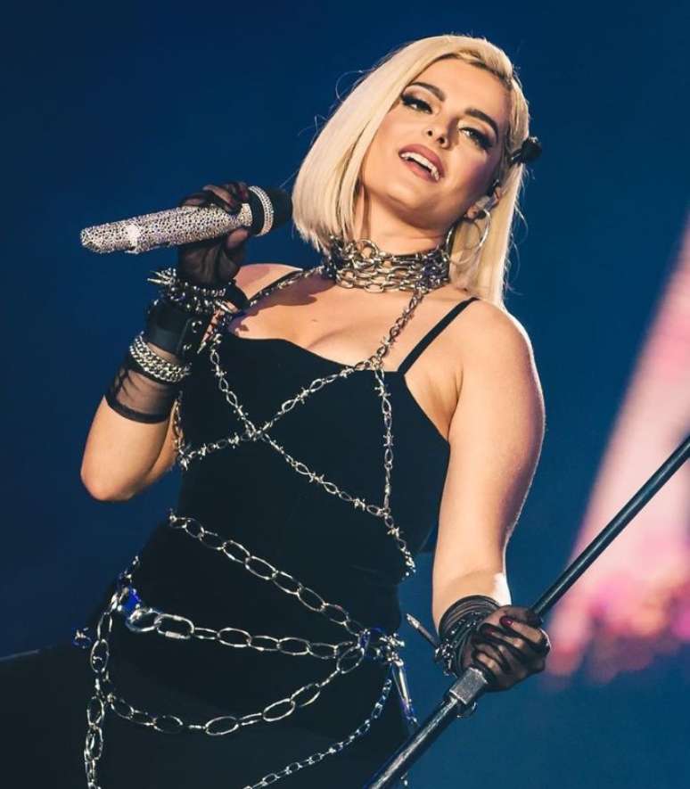 Bebe Rexha tamb&eacute;m usou um visual incr&iacute;vel no festival 