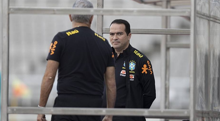 Marcelo Paz conversa com o técnico Tite; ele recentemente foi o chefe da delegação do Brasil para os amistosos na Ásia