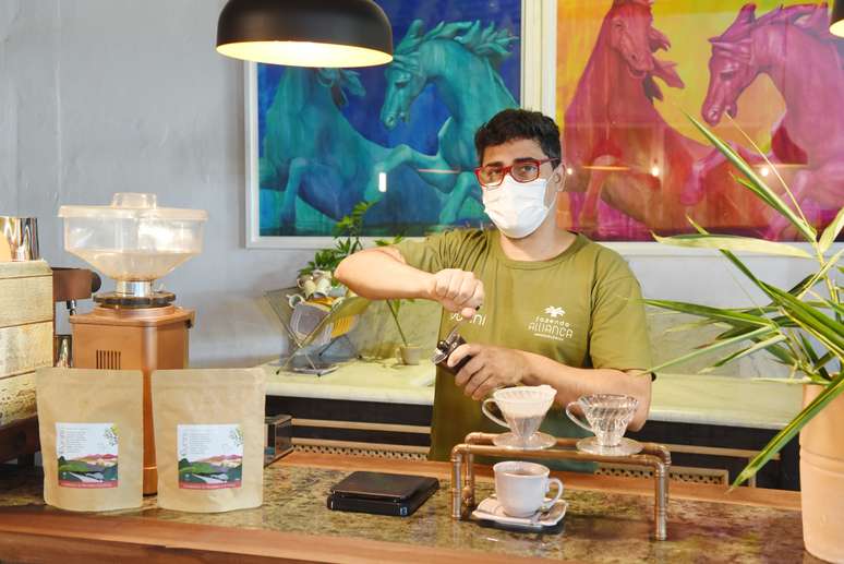 Bruno Couto é o barista que comanda o workshop, ensinando técnicas que melhoram o preparo do café.