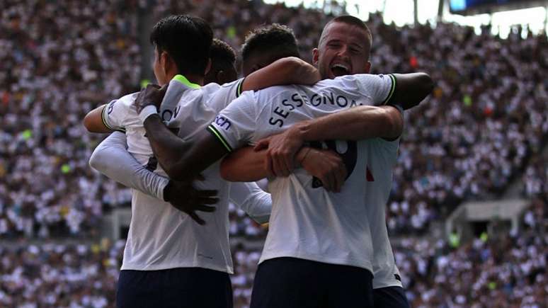 Tottenham entra em campo na manhã deste sábado (Foto: AFP)