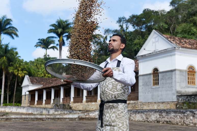 Três fazendas cafeeiras do século 19 fazem parte do circuito, mostrando a evolução do cultivo dos grãos e preparando drinks e comidas com café.